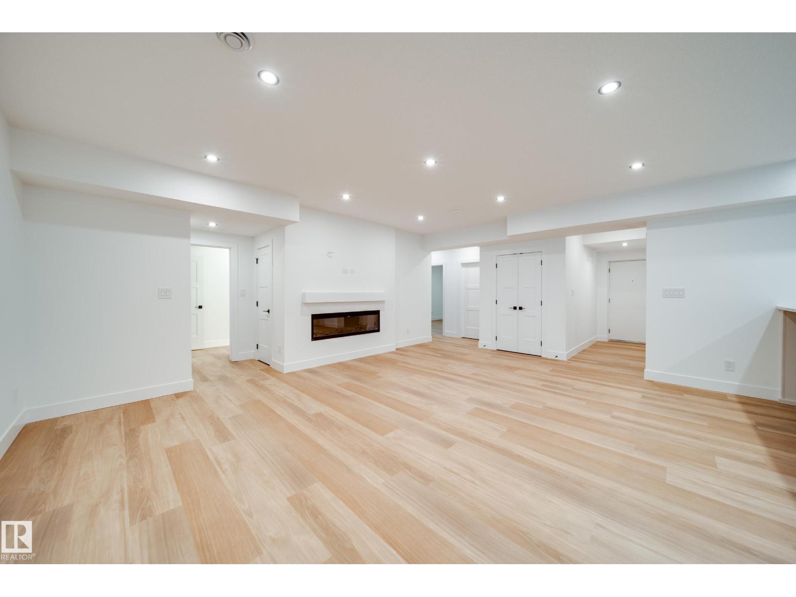 #42 20425 93 AV NW - 42