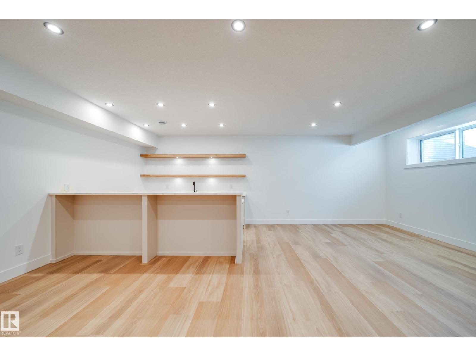 #42 20425 93 AV NW - 46