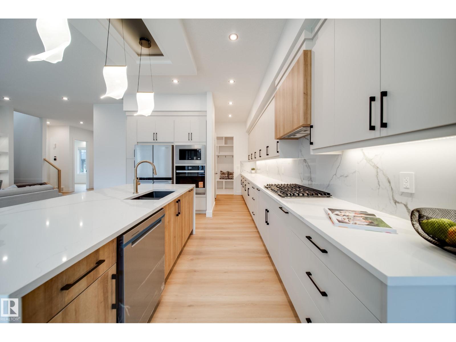 #42 20425 93 AV NW - 25