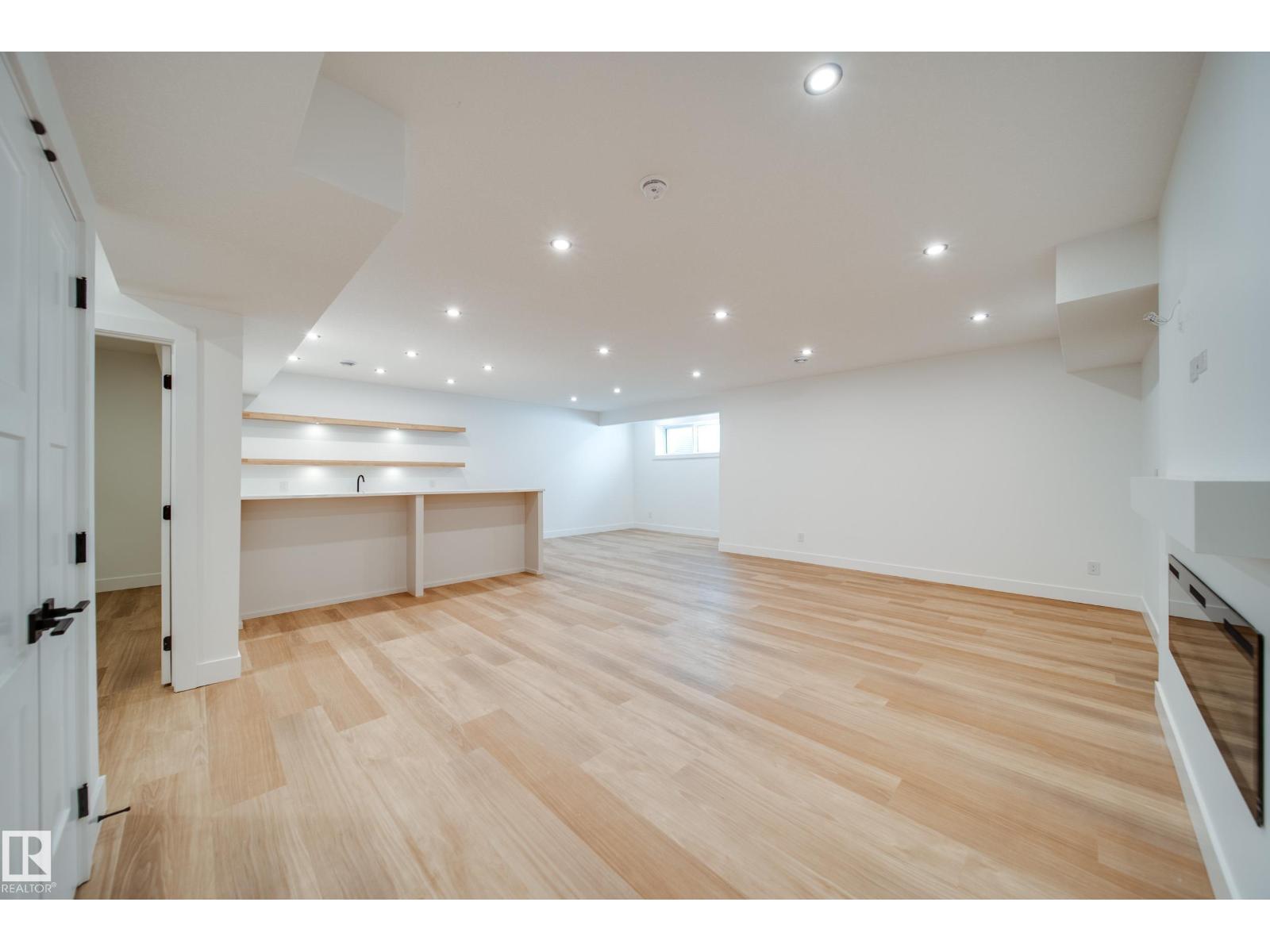 #42 20425 93 AV NW - 44