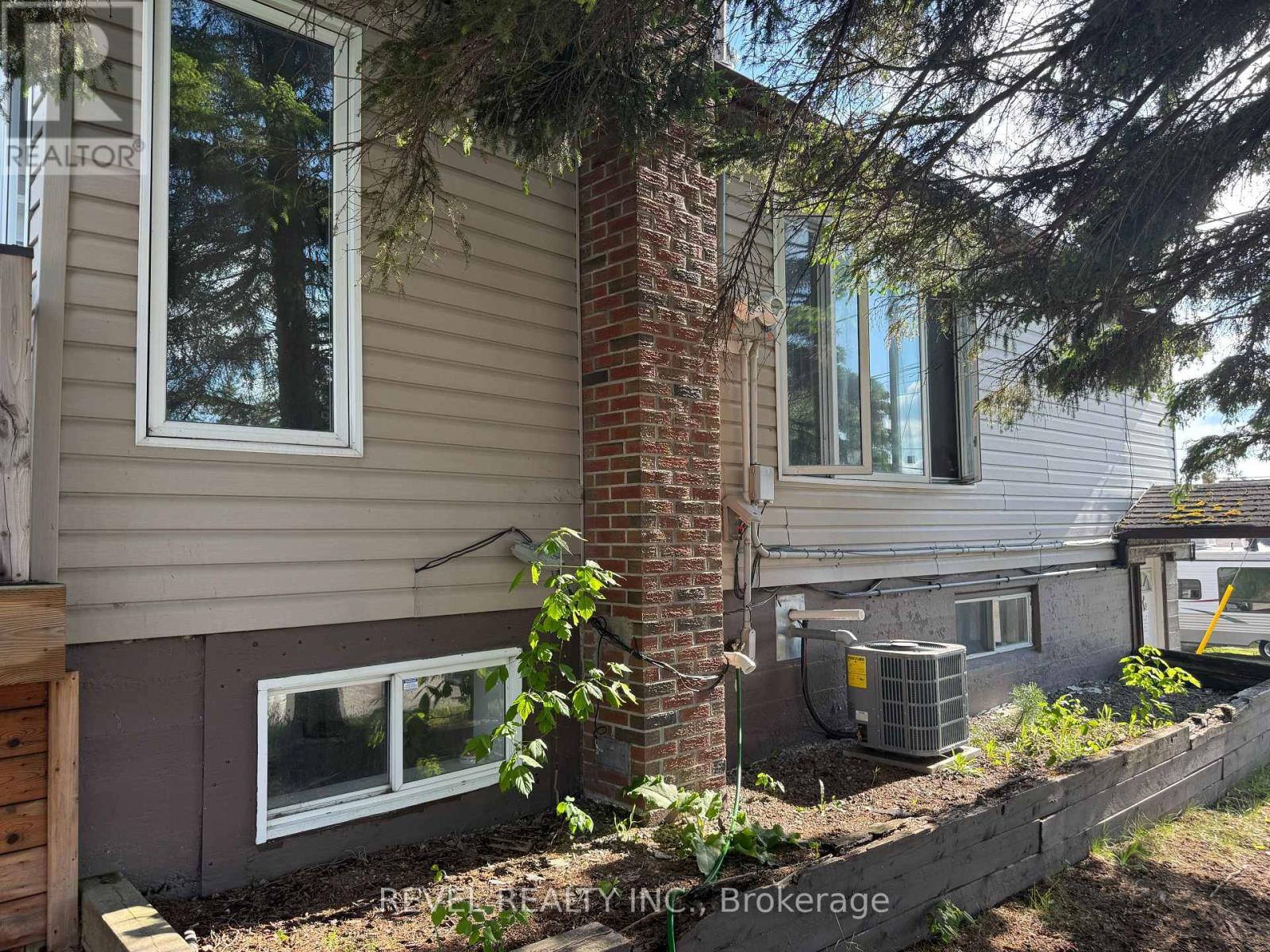 204 LAIDLAW STREET - 2
