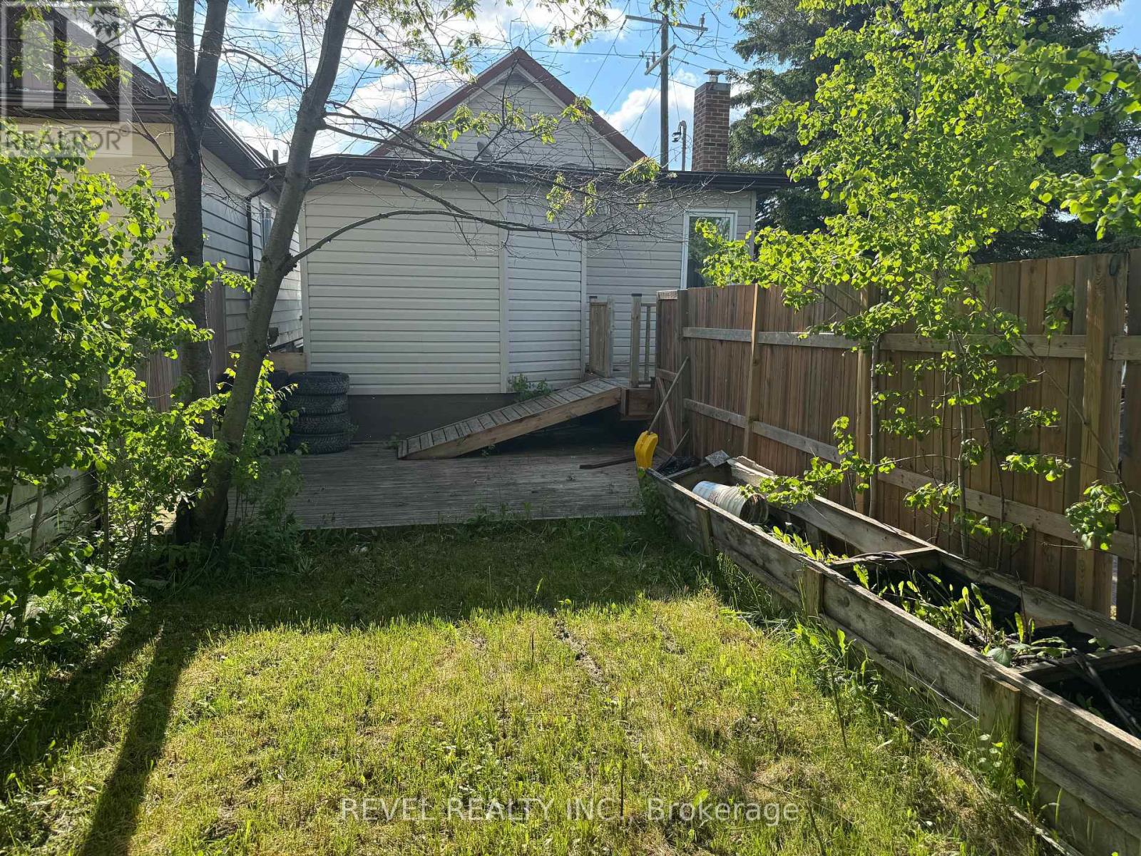 204 LAIDLAW STREET - 3