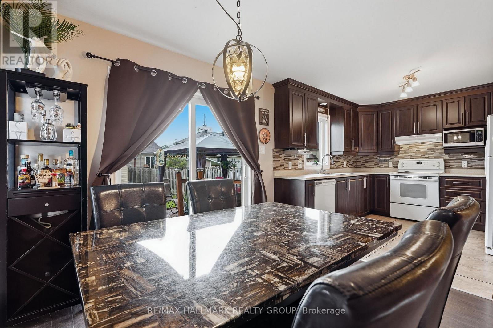 462 DENIS STREET - 11