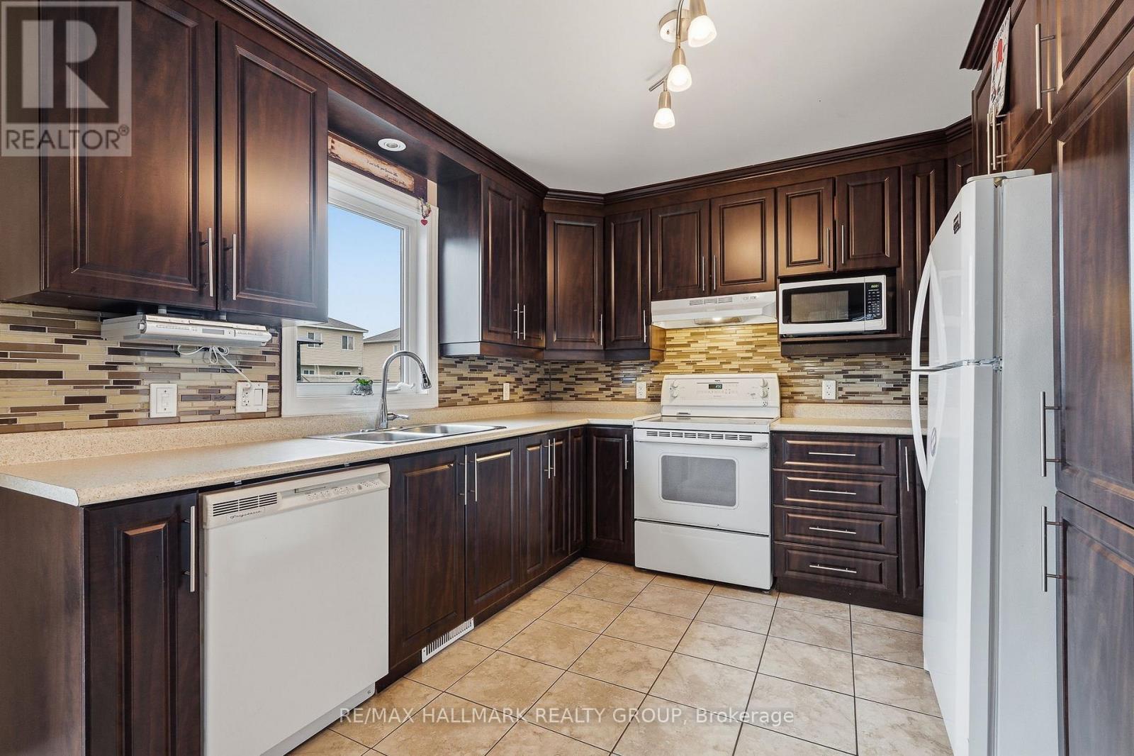 462 DENIS STREET - 13