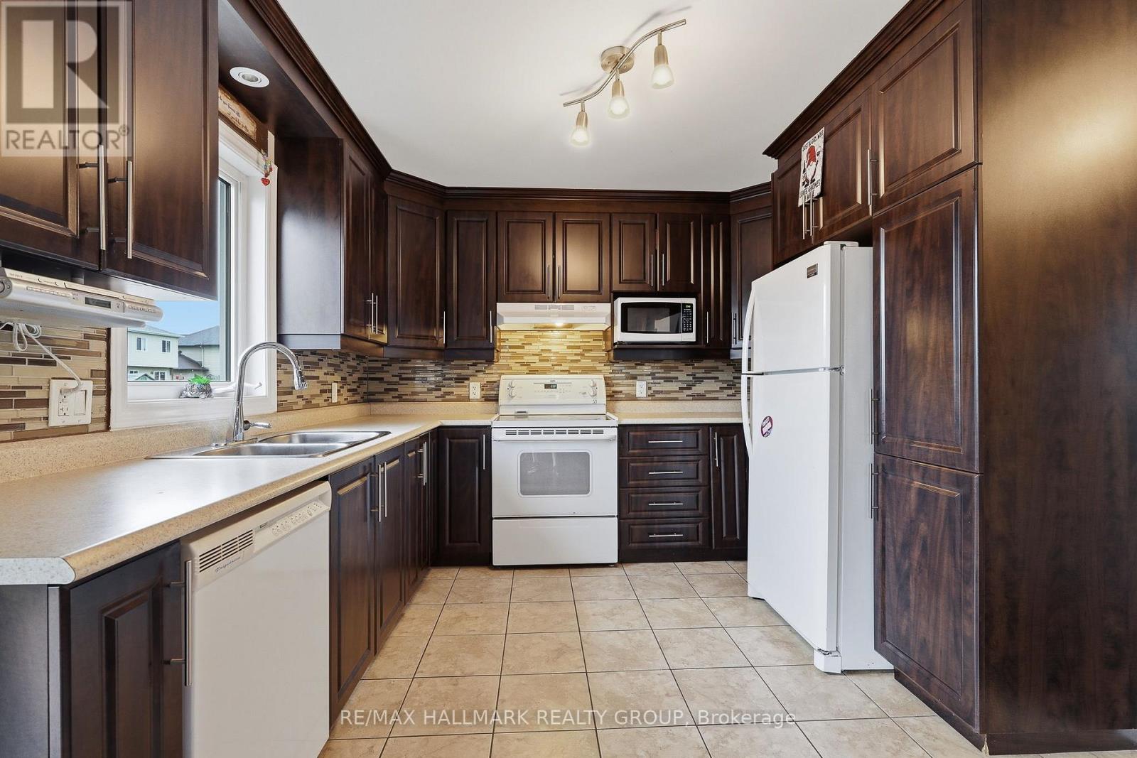 462 DENIS STREET - 14