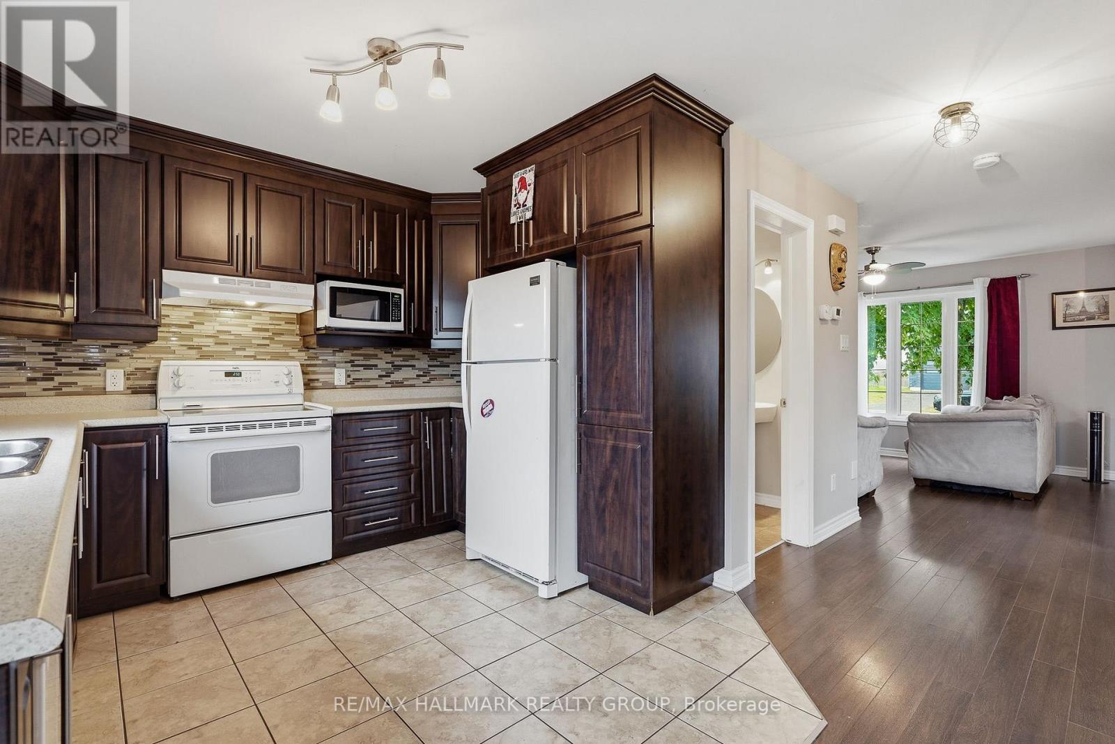 462 DENIS STREET - 15