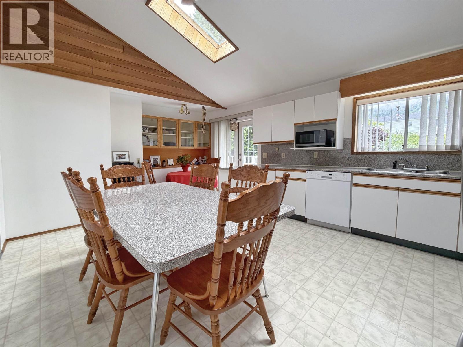 1627 ATLIN AVENUE - 6