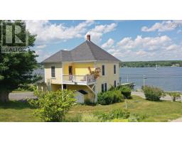 Mud room - 9114 3 Highway, 997 Main St Mahone Bay, Maders Cove, NS B0J2E0 Photo 8