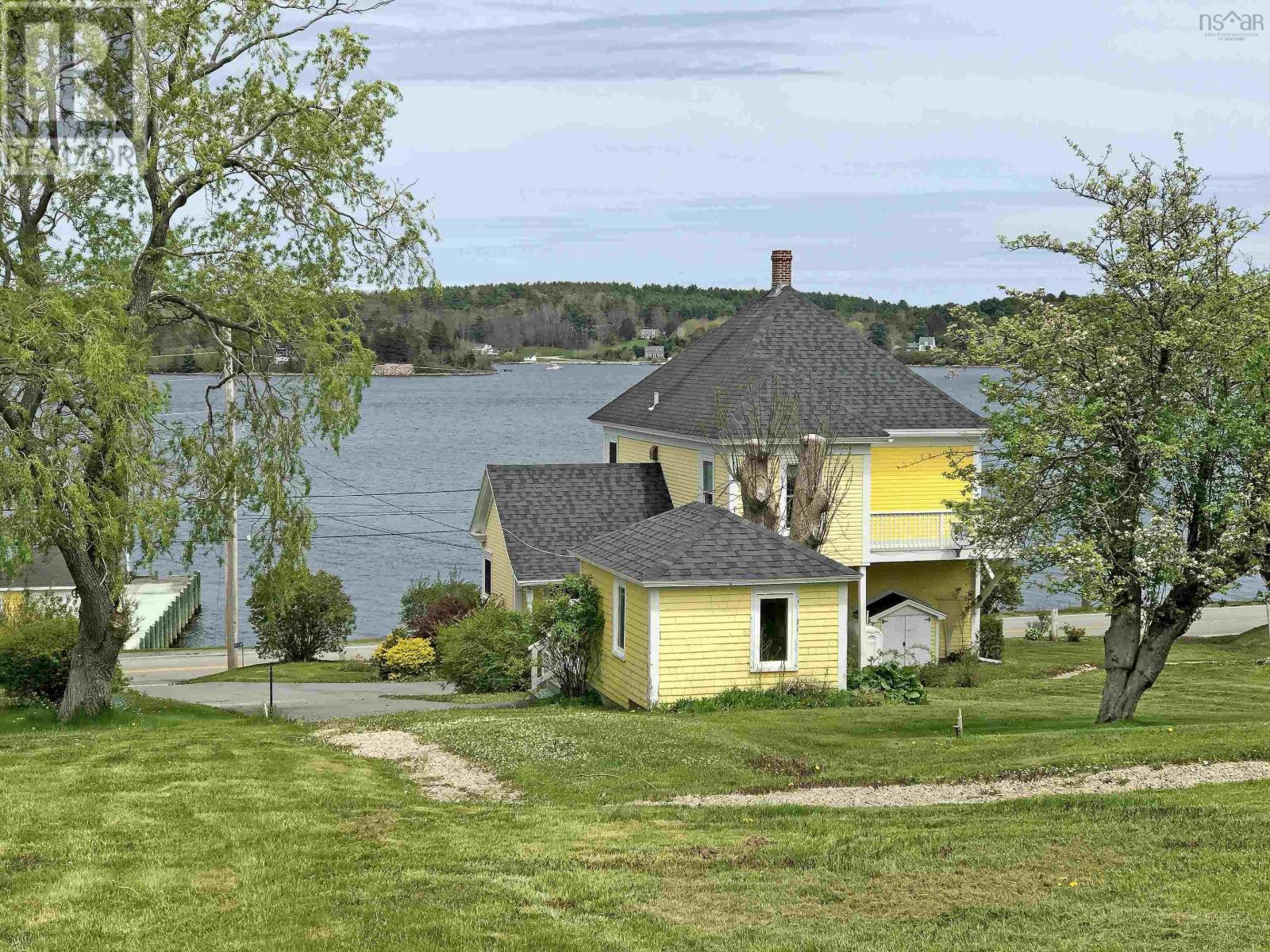 9114 3 Highway, 997 Main St Mahone Bay - 9