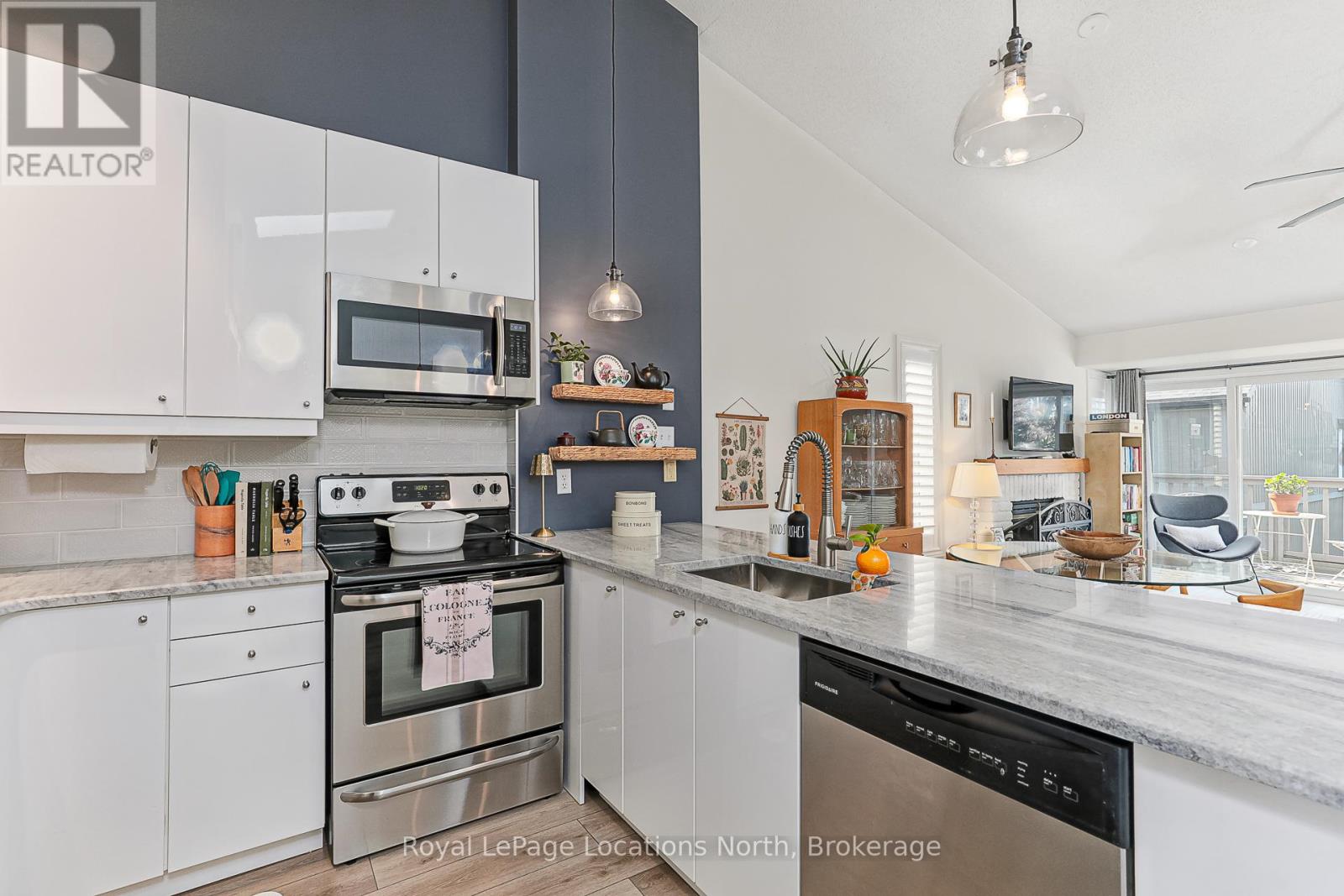 #13 5 HARBOUR STREET E - 13