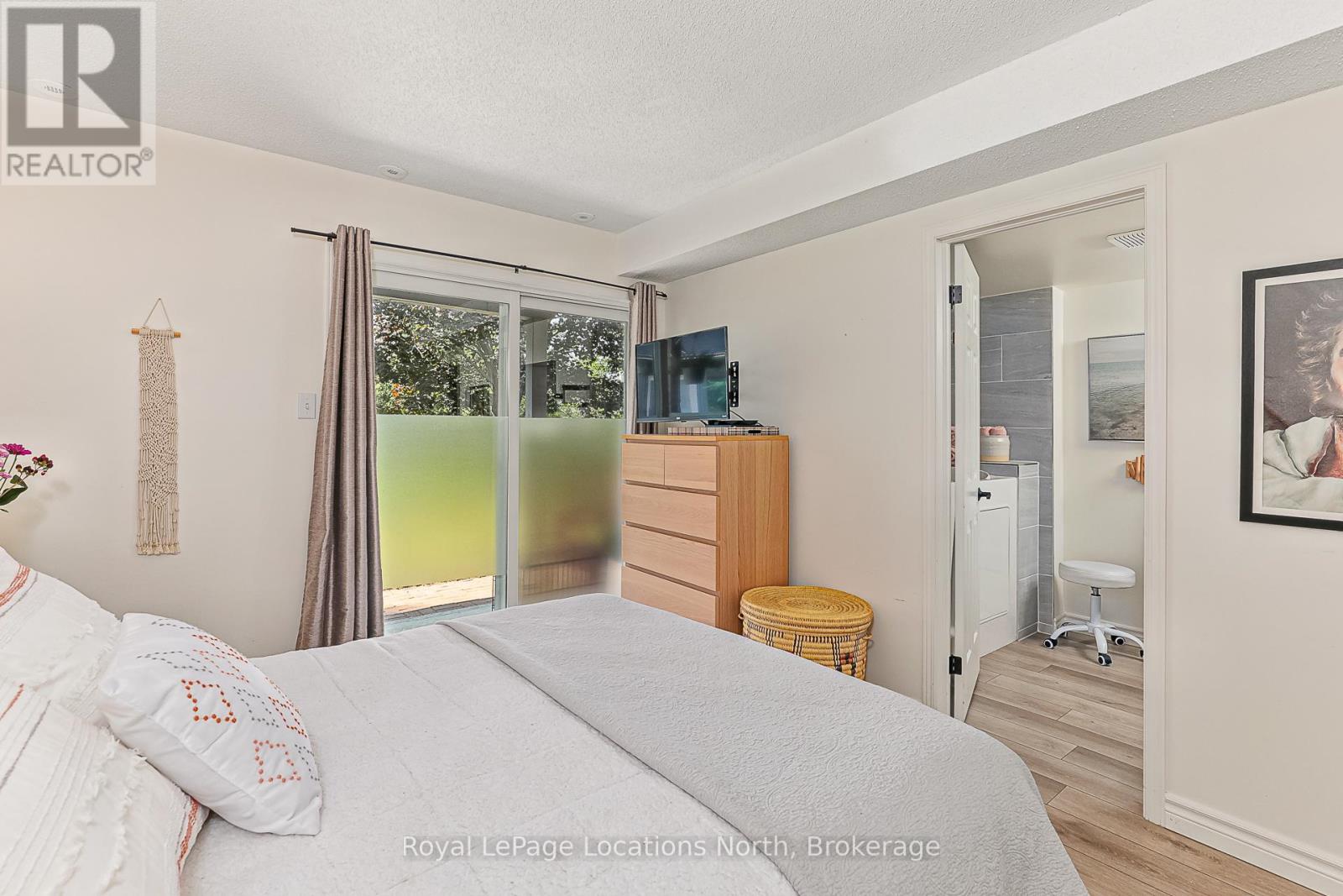 #13 5 HARBOUR STREET E - 26