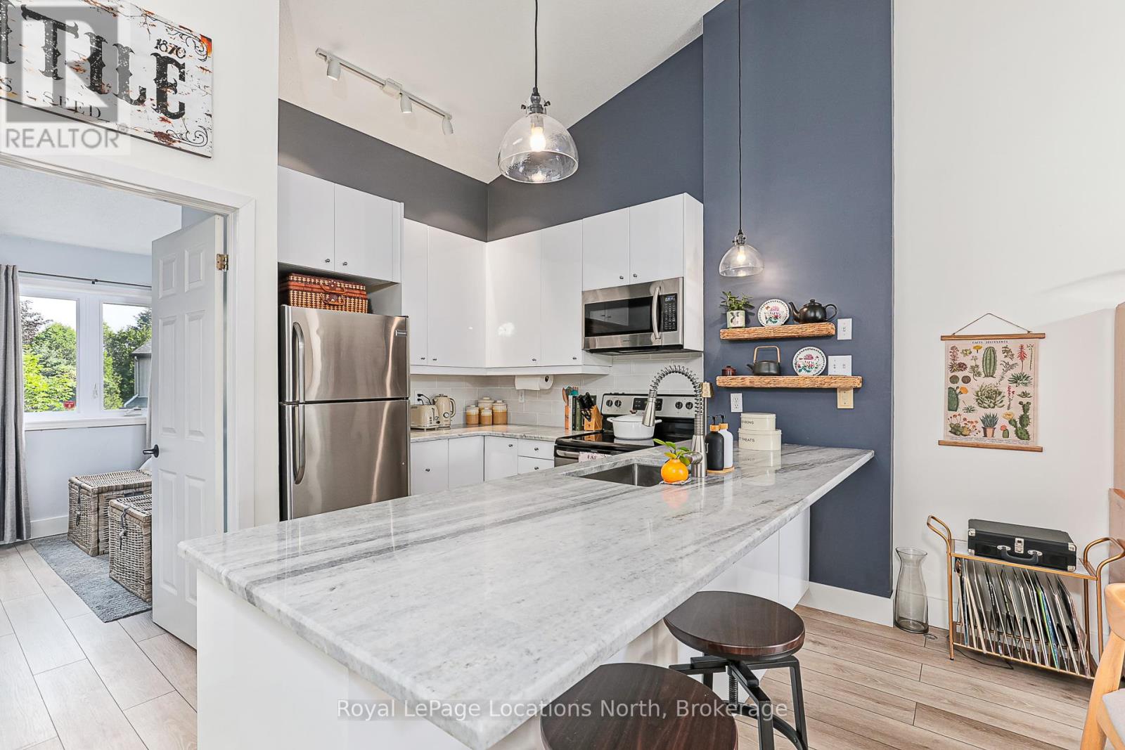 #13 5 HARBOUR STREET E - 9