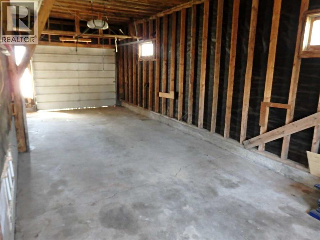 5408 50 Avenue - 8