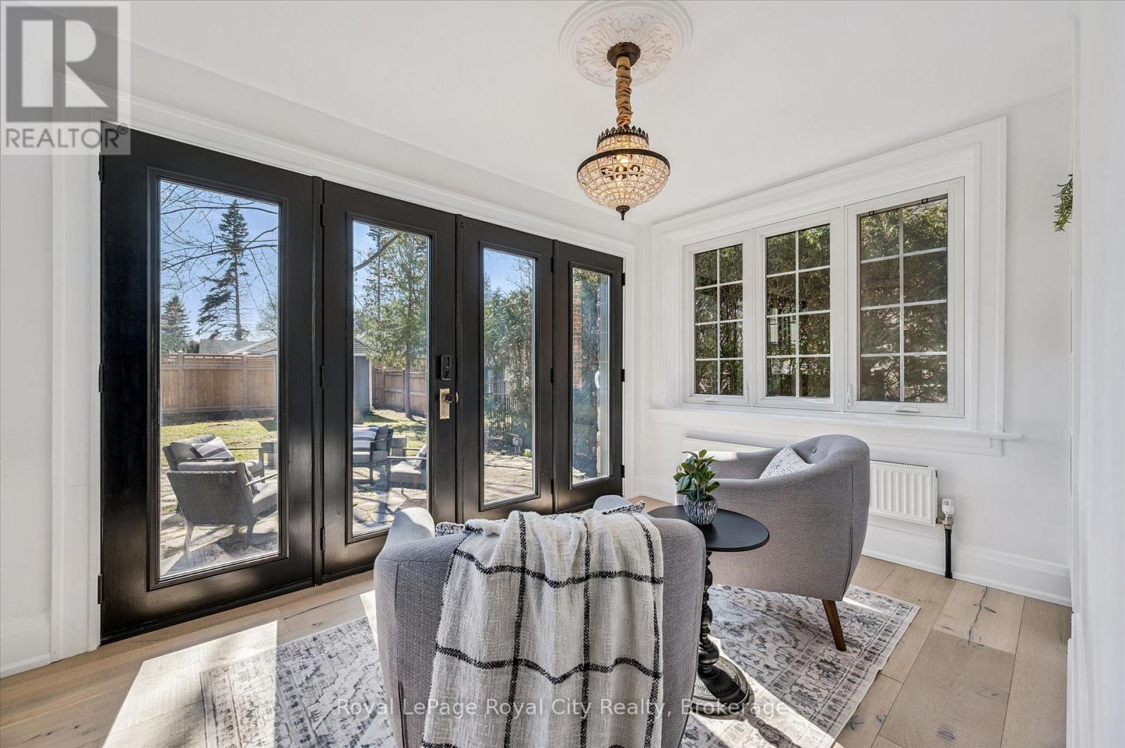 87 UNIVERSITY AVENUE W - 11