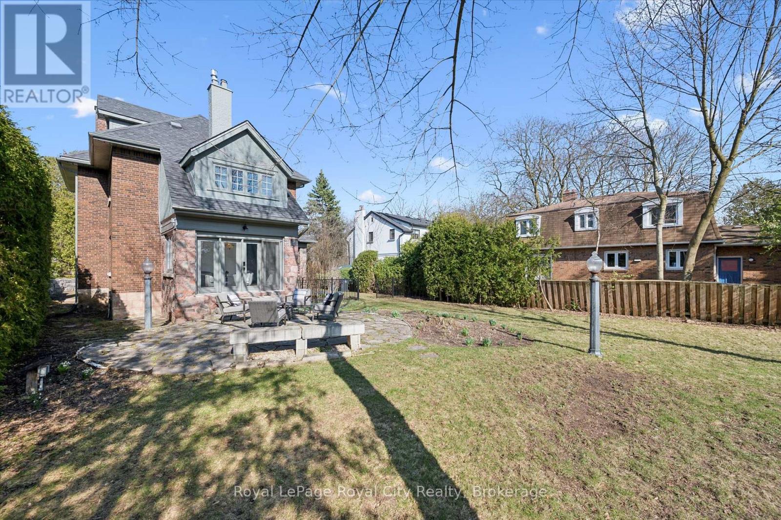 87 UNIVERSITY AVENUE W - 44