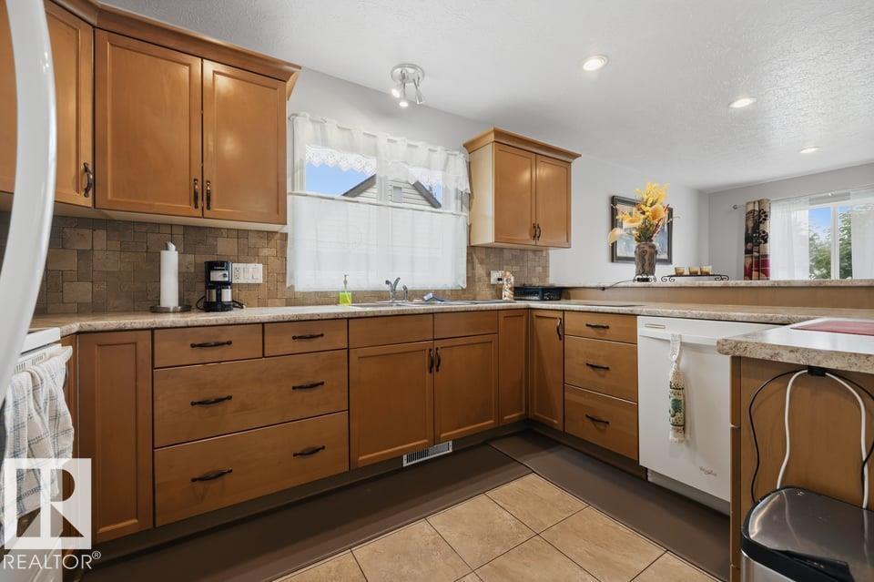 9530 122 AV NW - 11