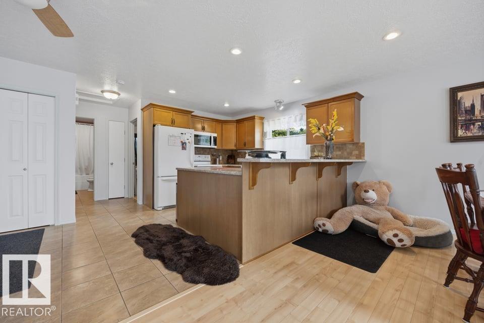 9530 122 AV NW - 7