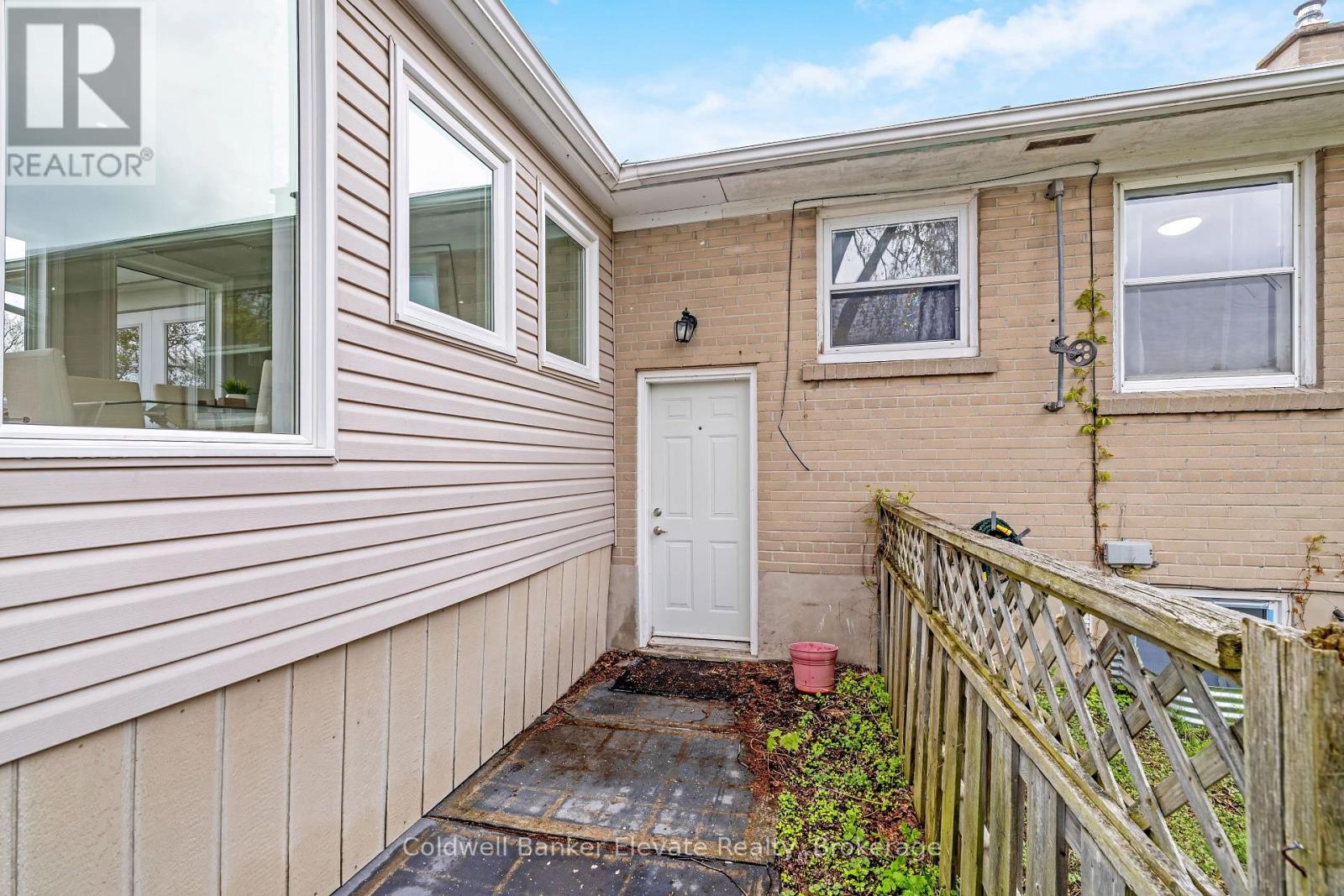 39 MCGILVRAY CRESCENT - 45