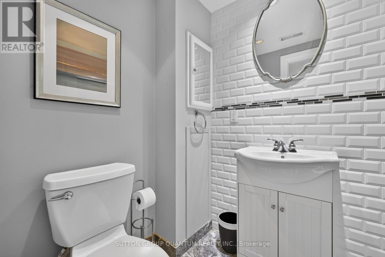 2233 ONEIDA CRESCENT - 24