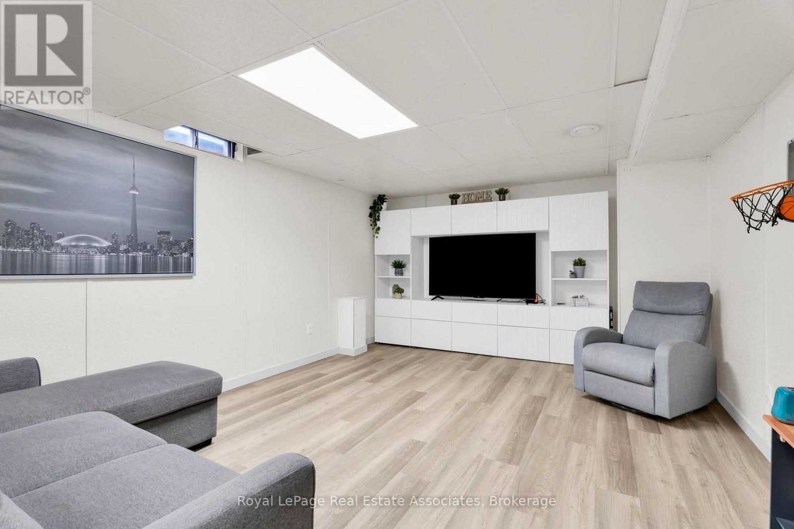 22 MCCULLOUGH CRESCENT - 24