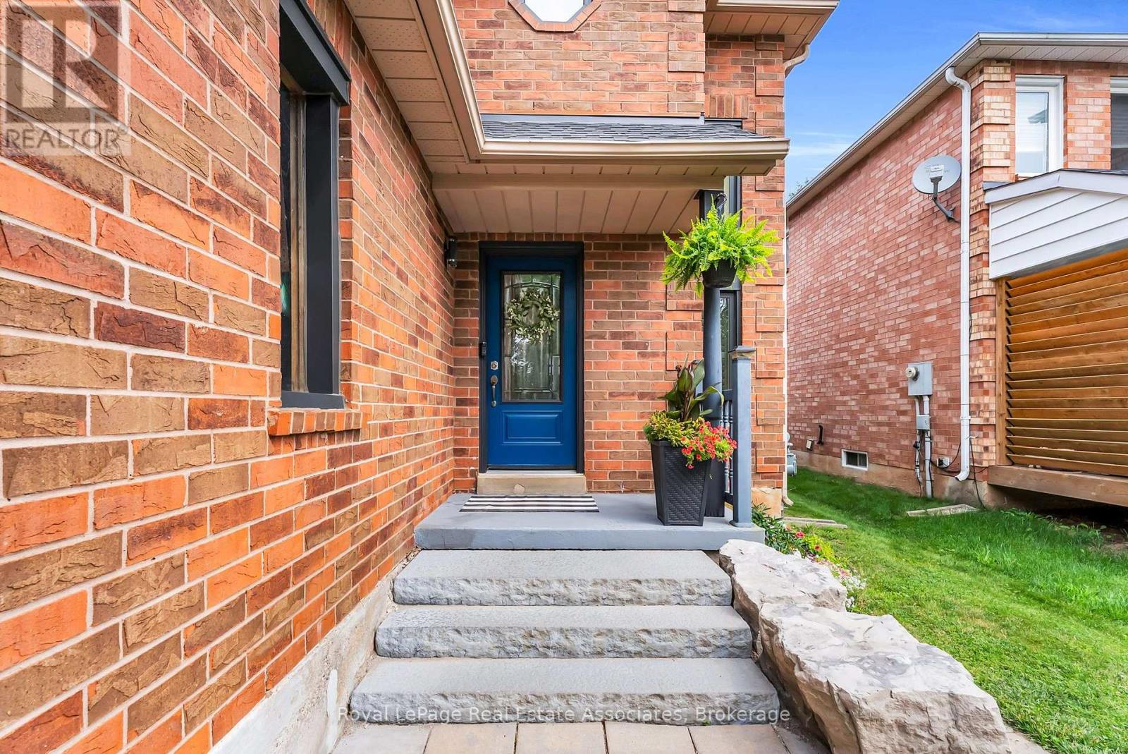 22 MCCULLOUGH CRESCENT - 3