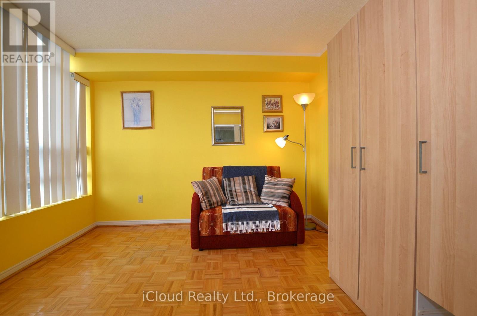 #915 50 KINGSBRIDGE GARDEN CIRCLE - 24