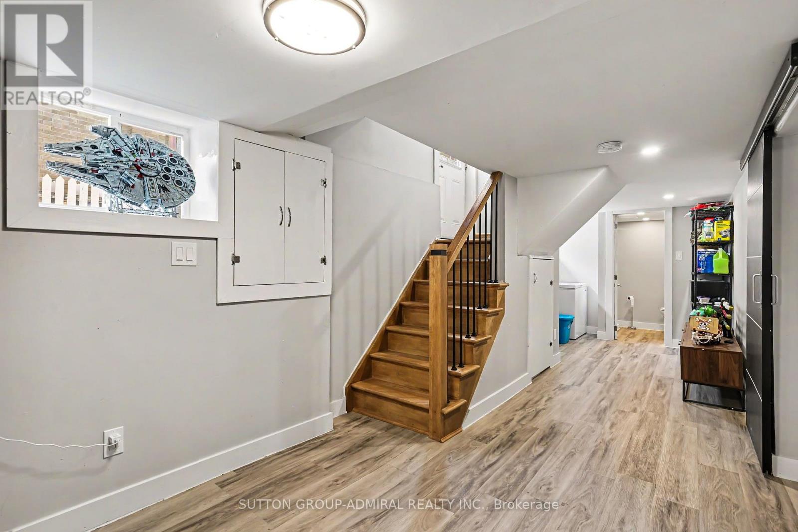 406 STIRLING AVENUE S - 21