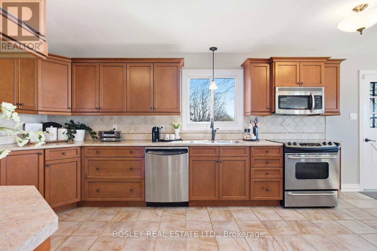 373 VICTORIA BEACH ROAD - 12
