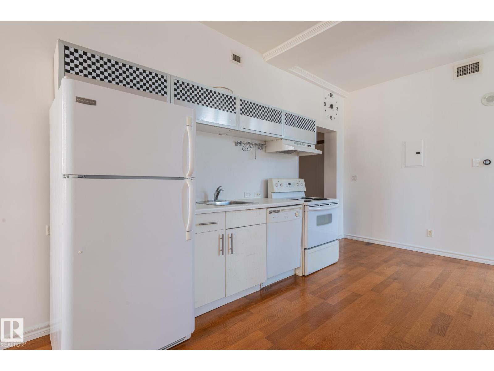 #810 10134 100 ST NW - 32