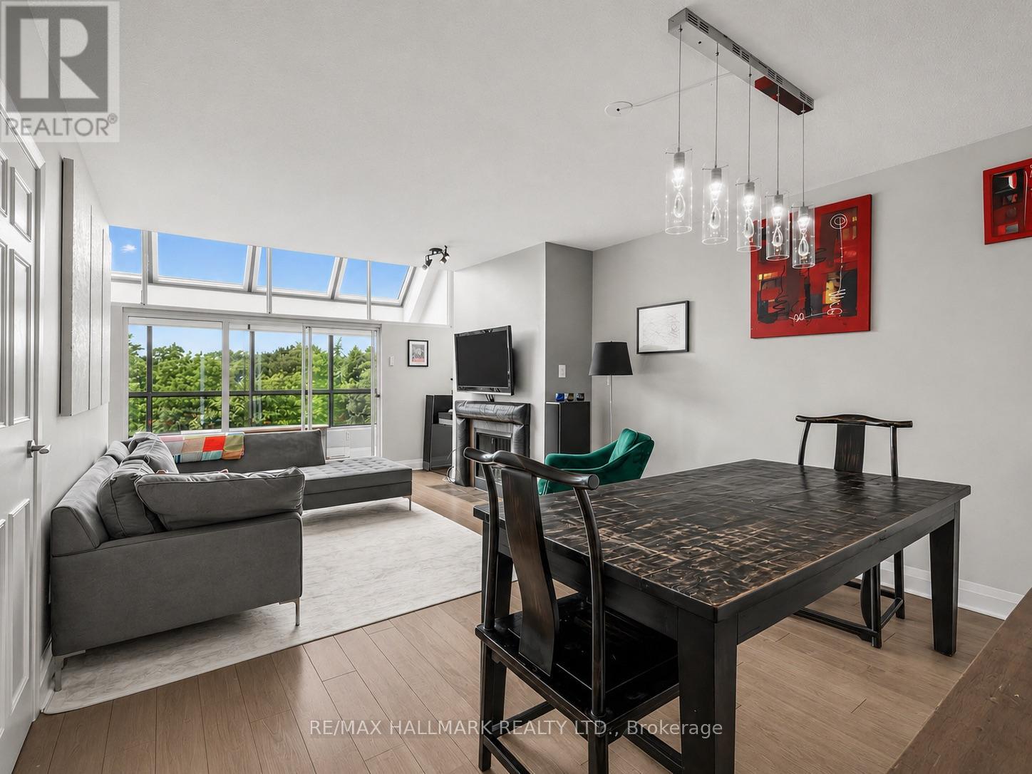 #PH15 20 GLEBE ROAD W - 12