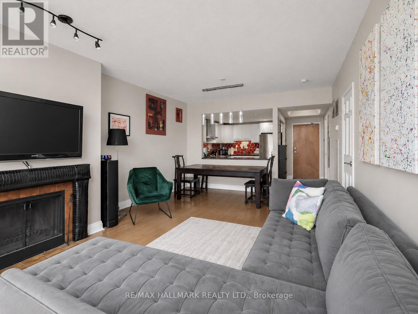 #PH15 20 GLEBE ROAD W - 13