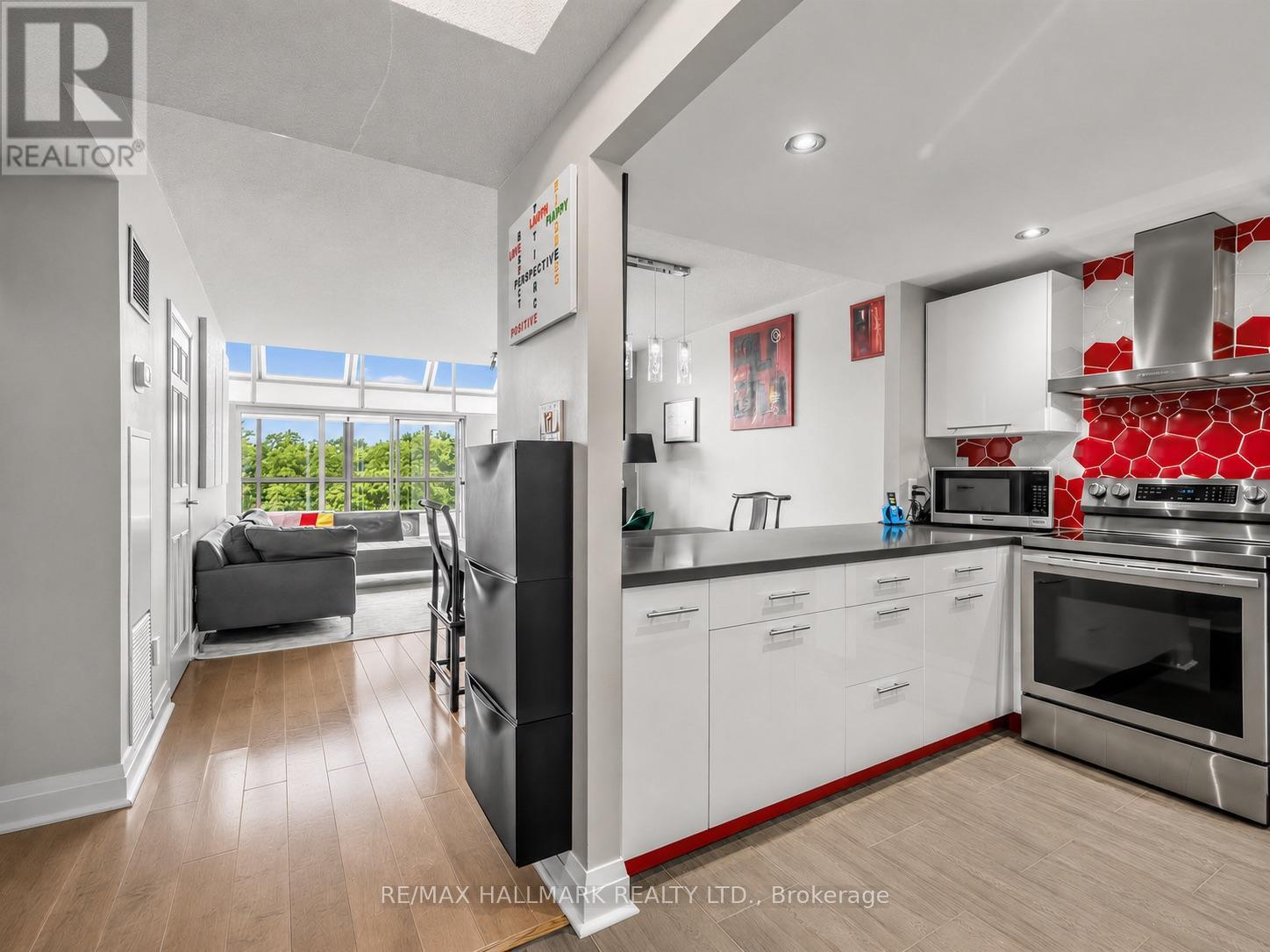 #PH15 20 GLEBE ROAD W - 5