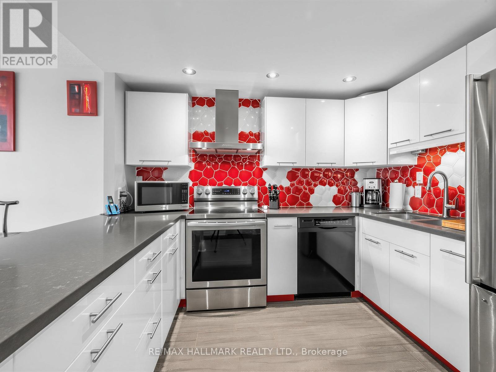 #PH15 20 GLEBE ROAD W - 6