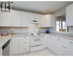 Bathroom - 9524 Greenglade Rd, Sidney, BC V8L3T6 Photo 8