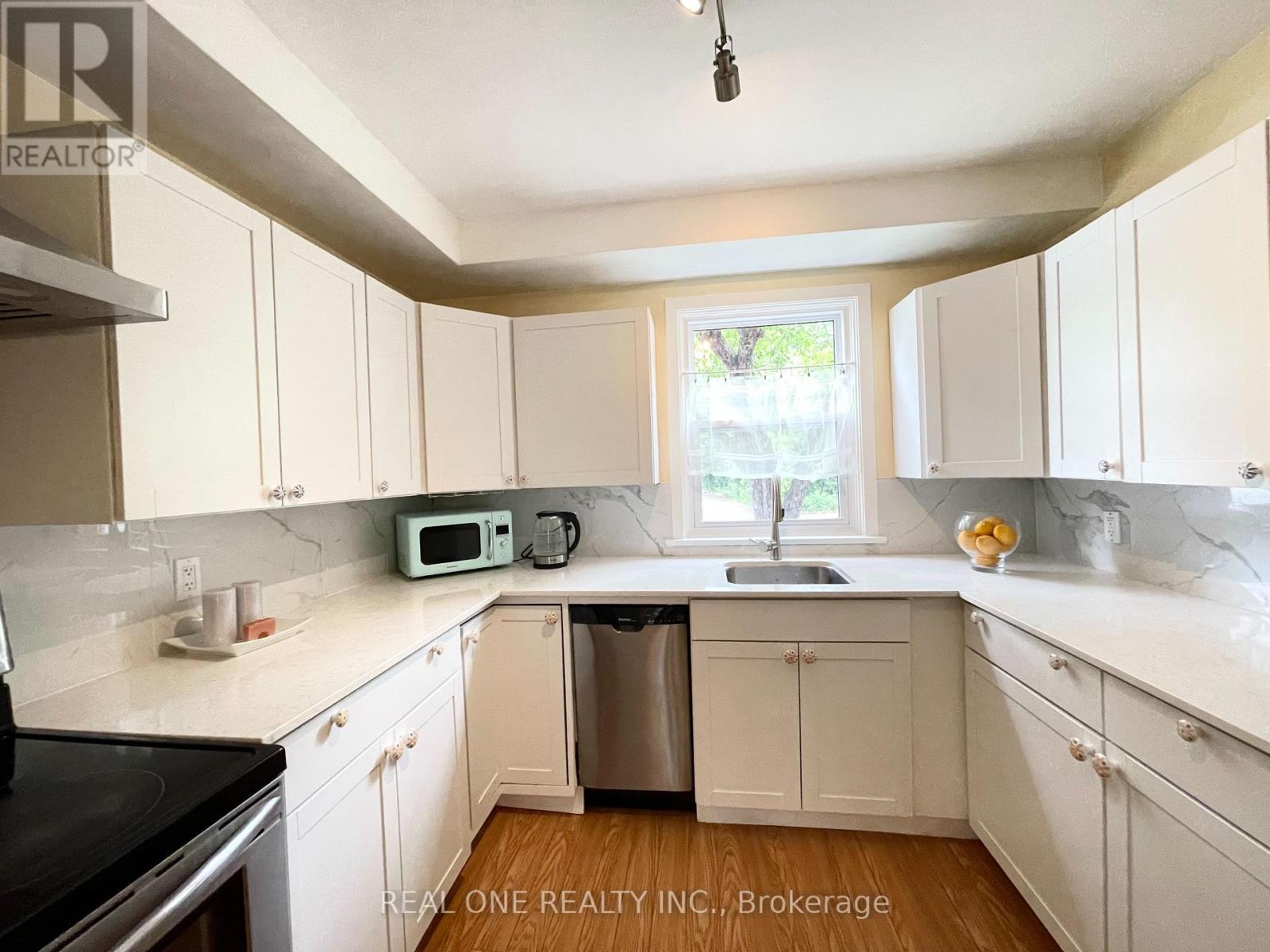 290 WESTCOURT PLACE - 12