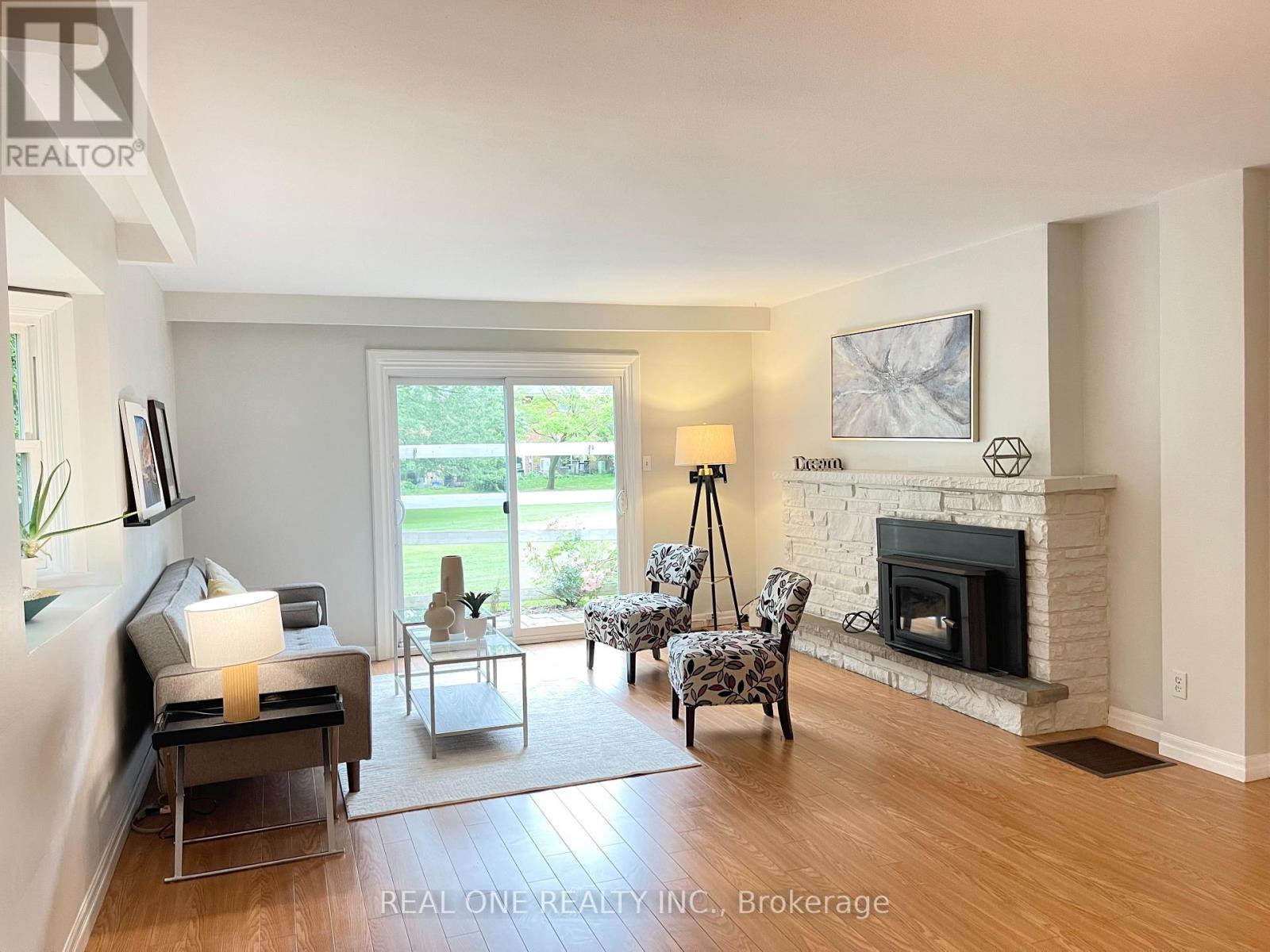 290 WESTCOURT PLACE - 5