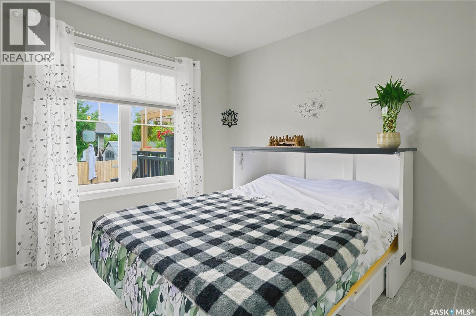 303 East Hampton BOULEVARD E - 19