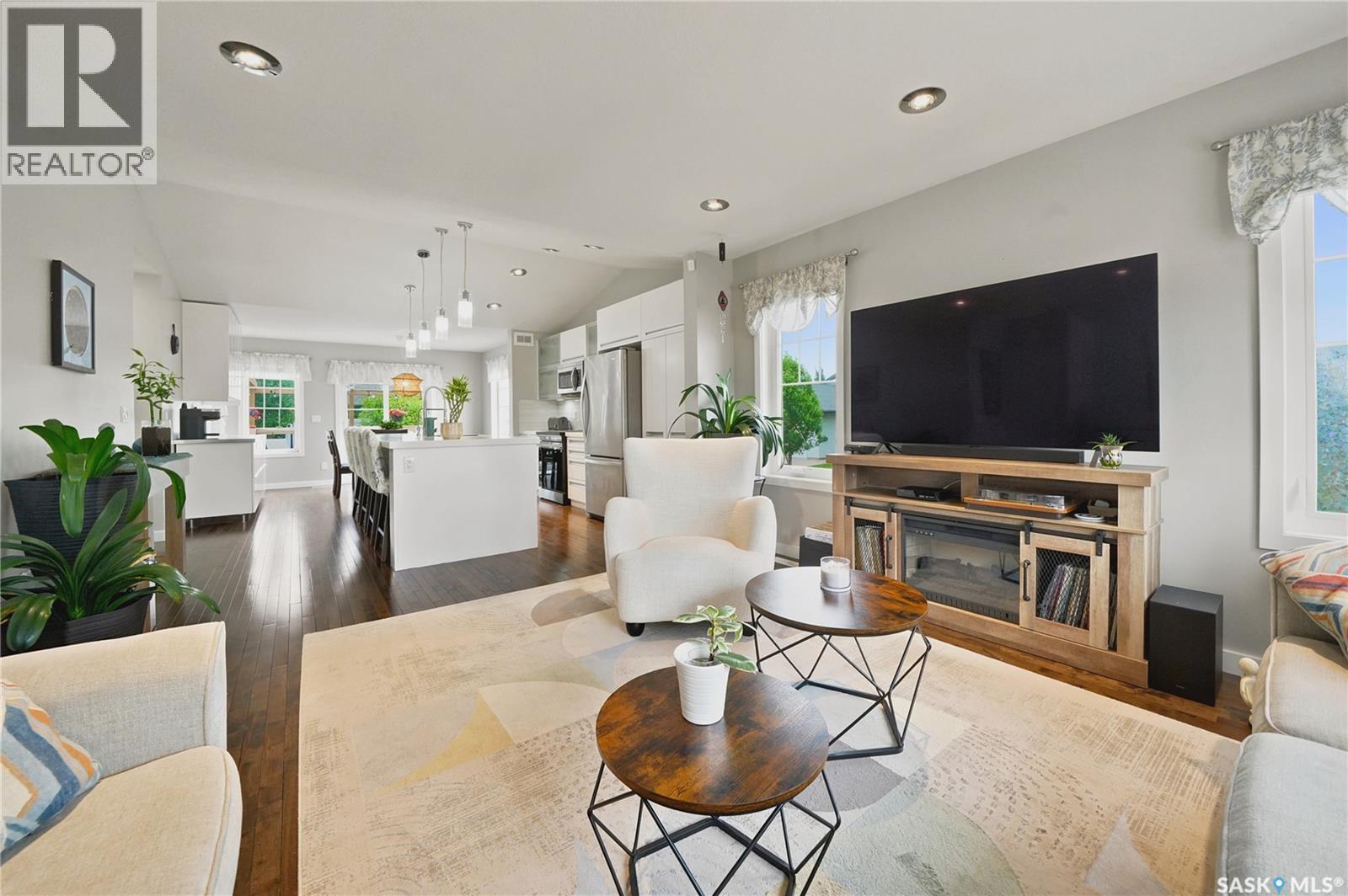 303 East Hampton BOULEVARD E - 3