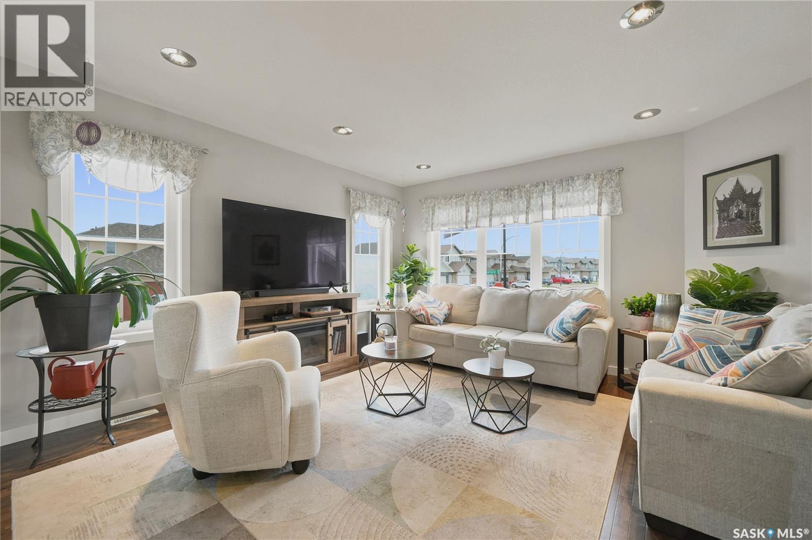 303 East Hampton BOULEVARD E - 4