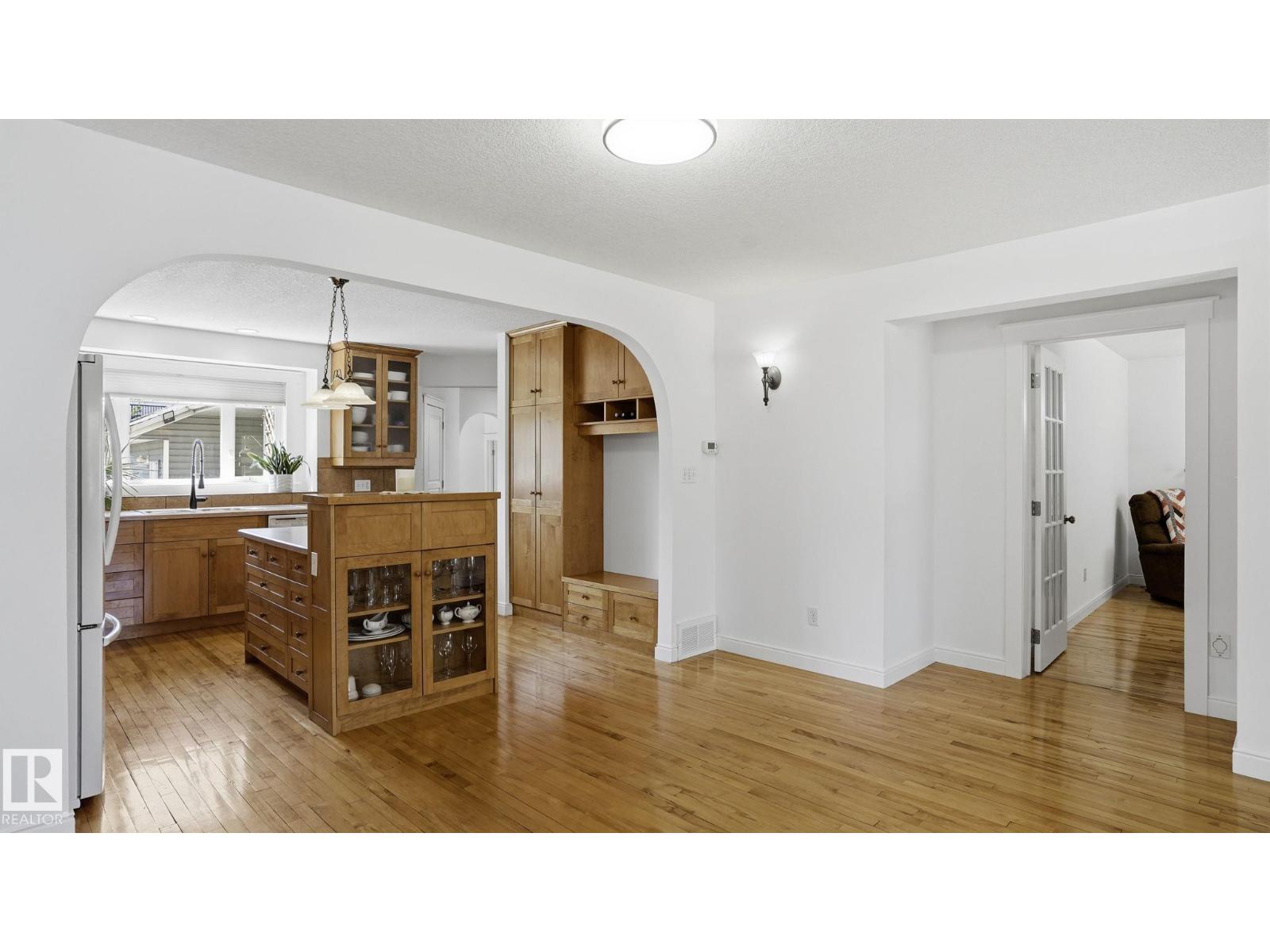 9611 77 AV NW - 10