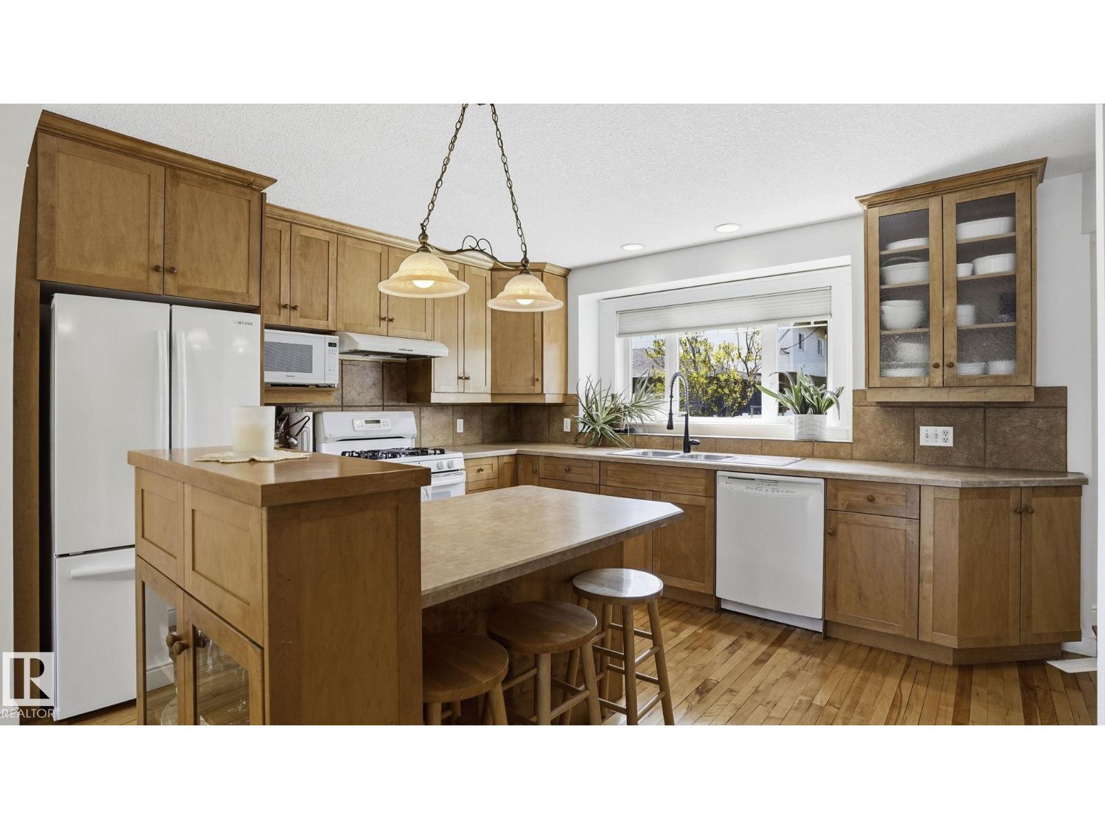 9611 77 AV NW - 15