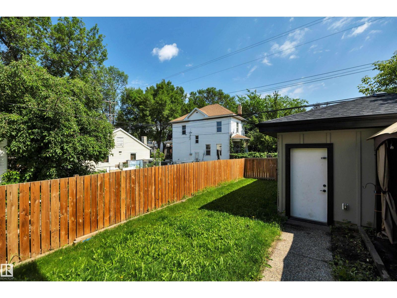 10919 96 ST NW - 38