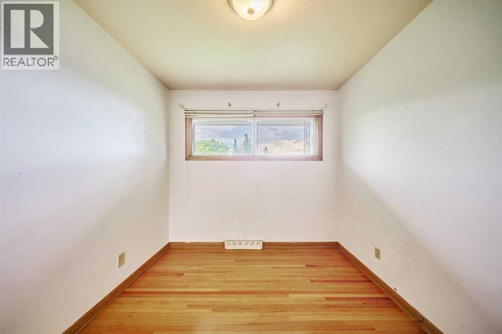 627 94 Avenue SW - 21