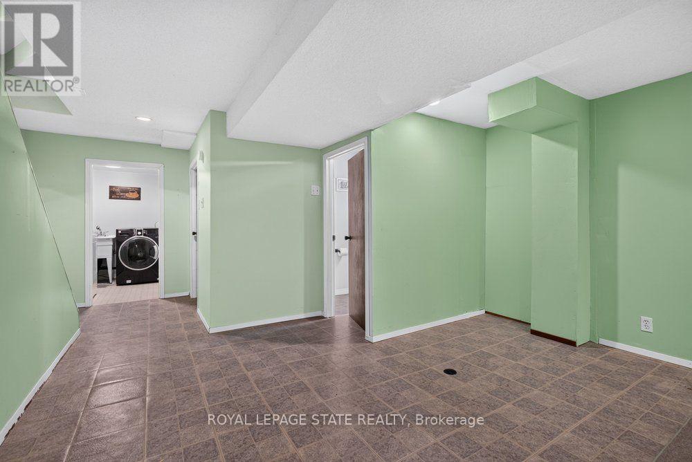 138 MEMORIAL AVENUE - 34