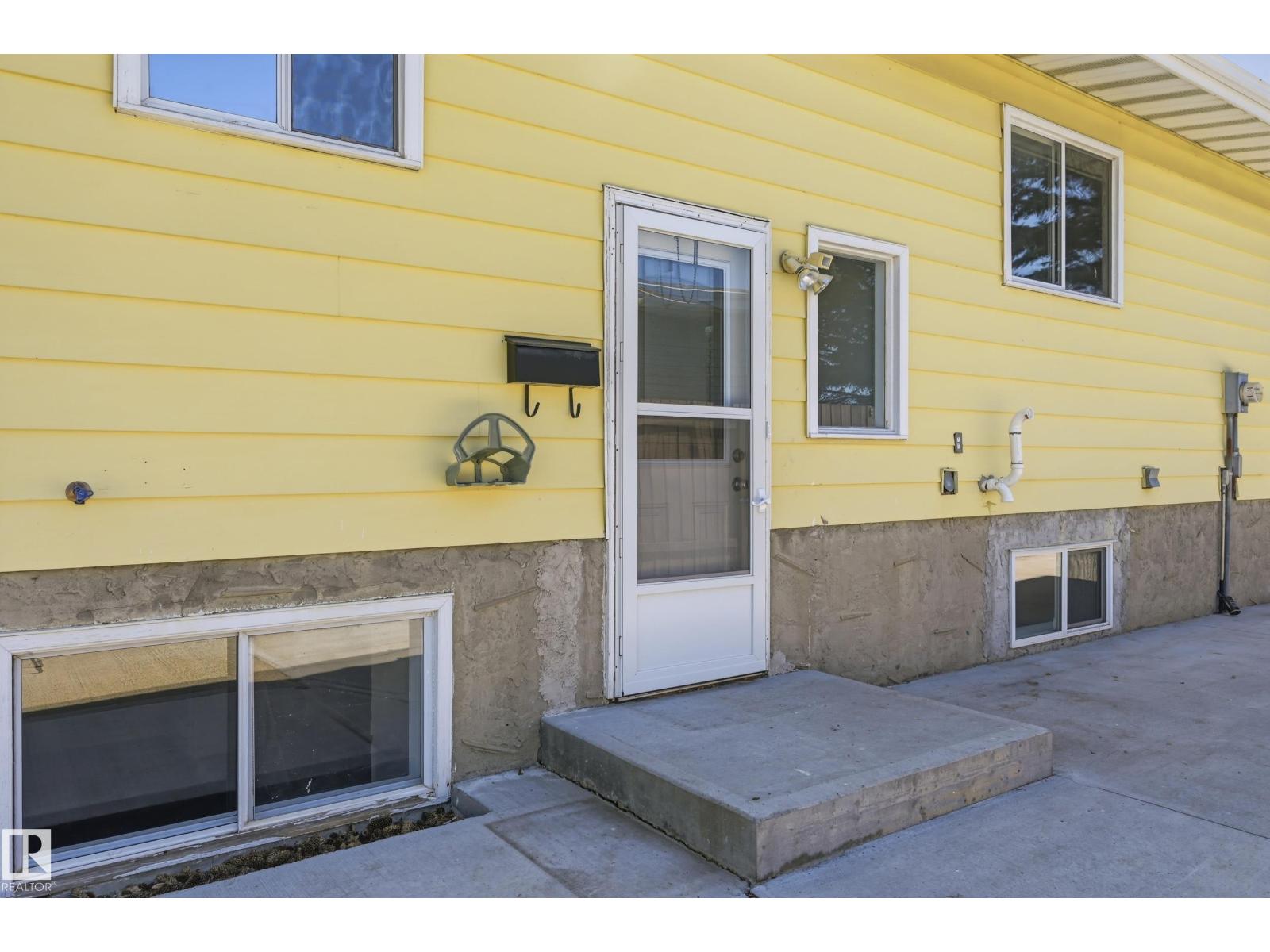 3413 135 AV NW - 32