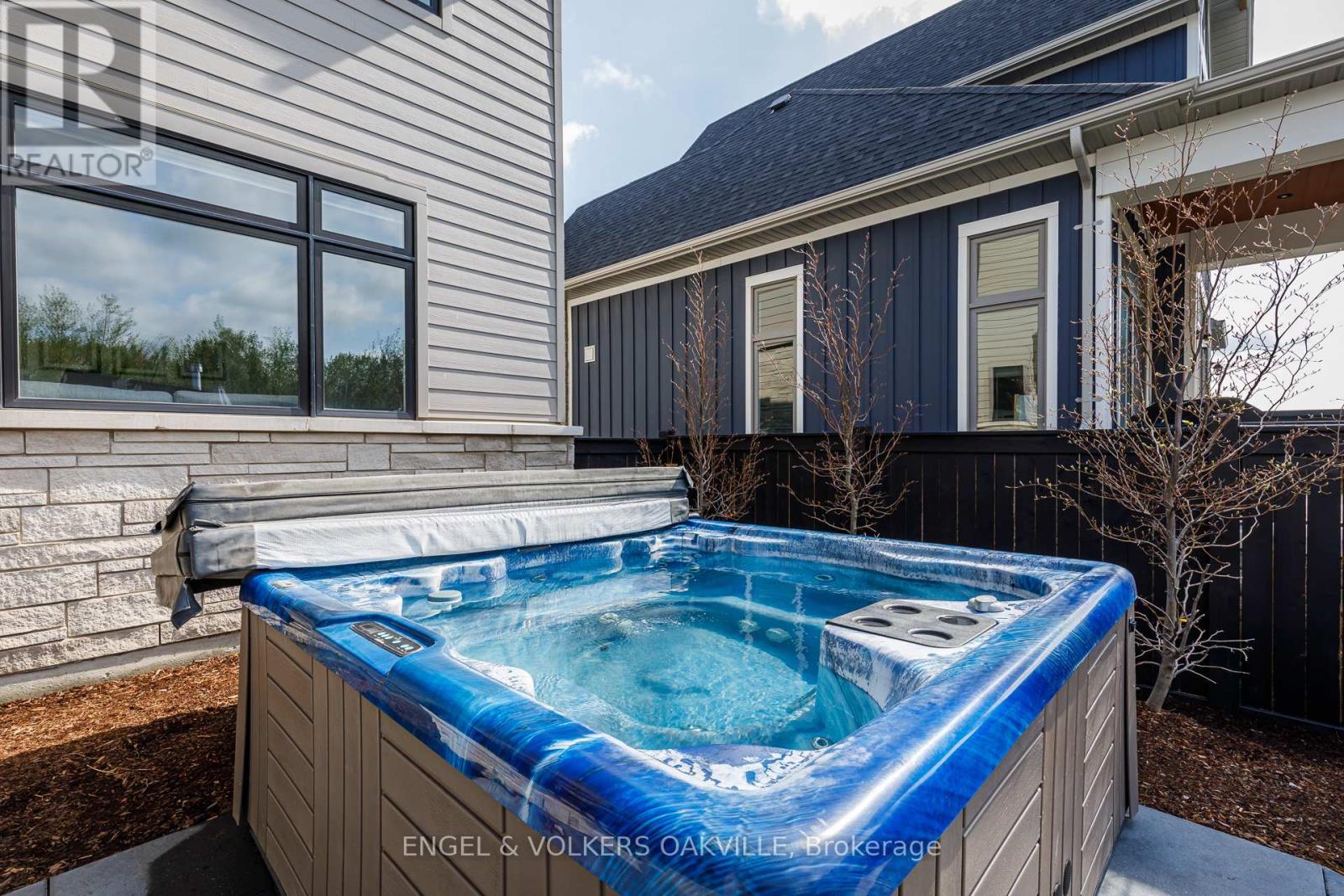 117 STONELEIGH DRIVE - 12