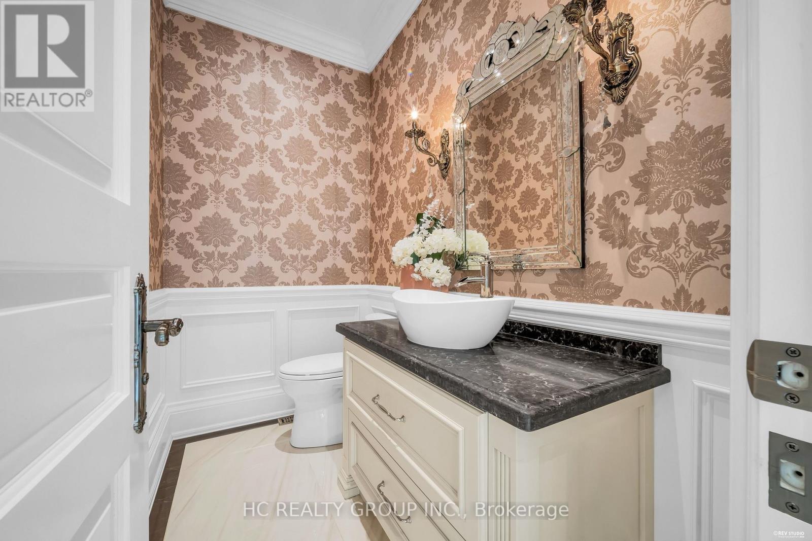 47 HILLHURST DRIVE - 19