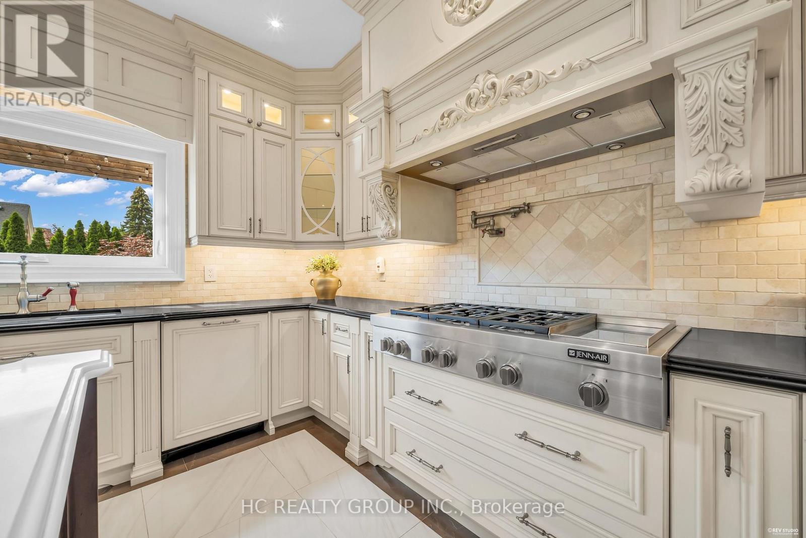 47 HILLHURST DRIVE - 18