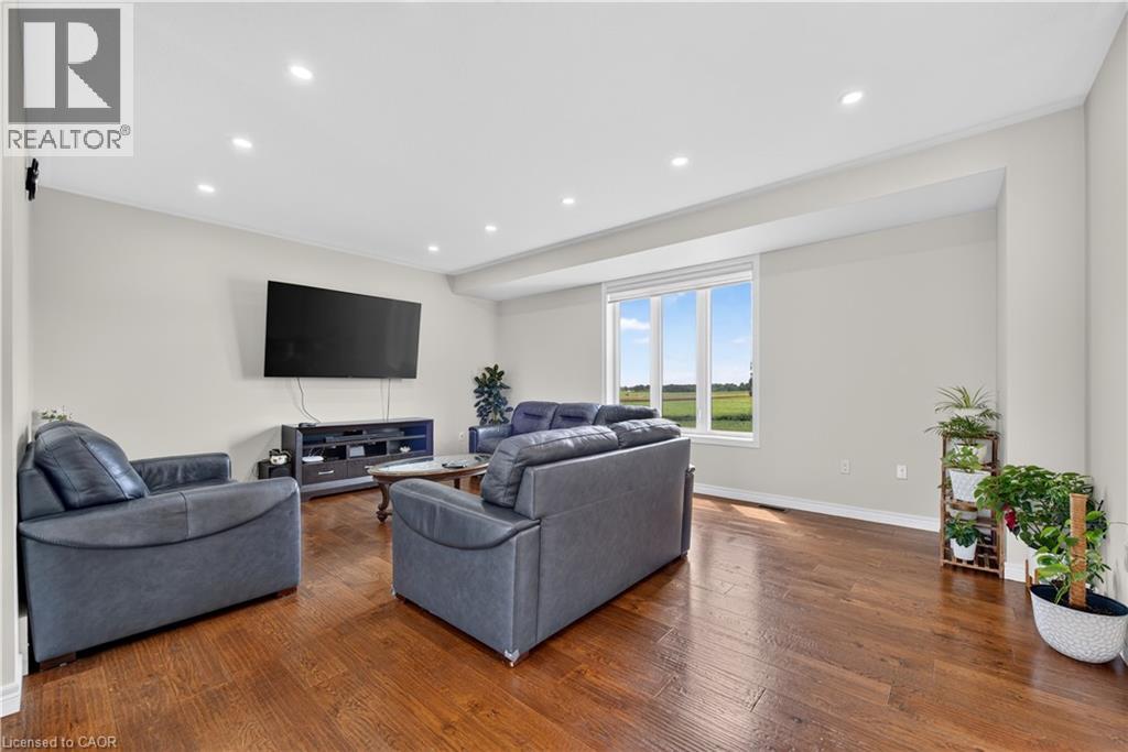 5-bedroom home for sale at 21 MORNING GLORY Drive, Tillsonburg ON · photo 12 of 43