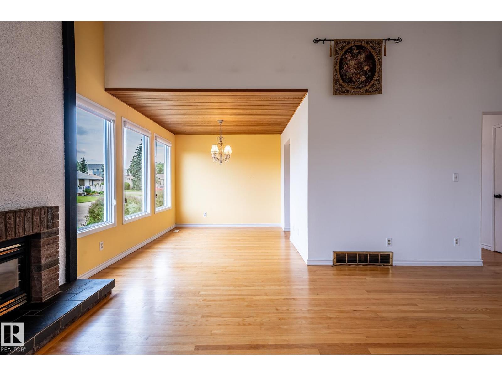 11415 142 AV NW - 10
